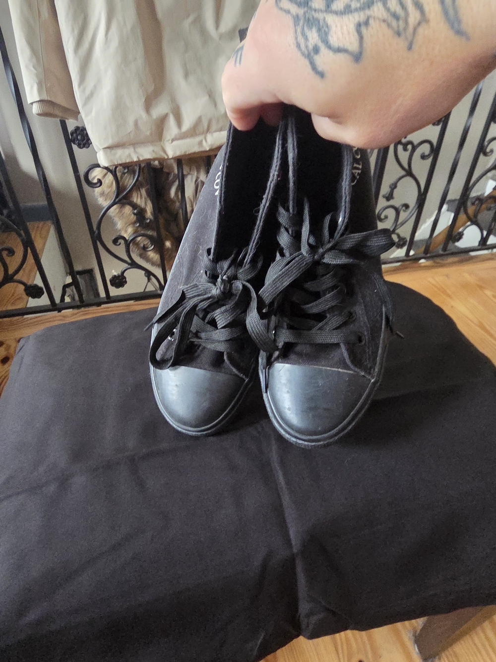 Hot Topic Black High-Top Kids Sneakers with White Pentagram Patch - Picture 2 of 4